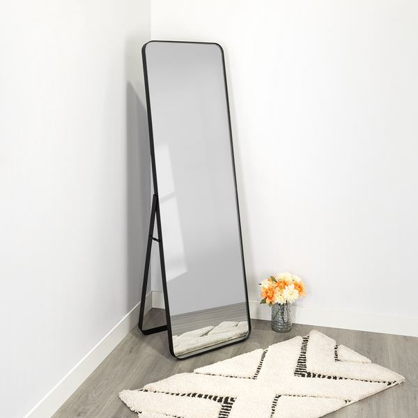 Espejo de Pie Letty, con marco metálico color negro